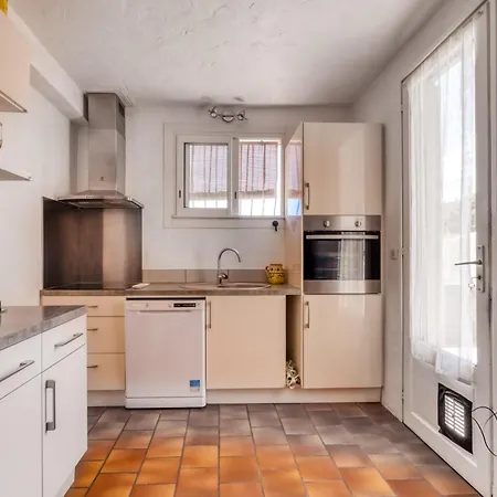Casa de Férias Peaceful Getaway Just Outside Your Riviera House Saint-Laurent-du-Var