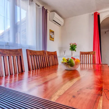 Casa de Férias Peaceful Getaway Just Outside Your Riviera House Saint-Laurent-du-Var